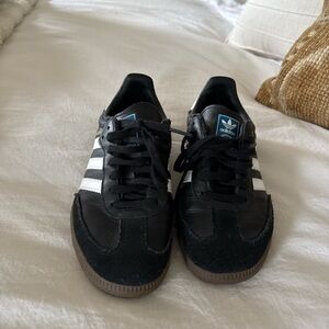 Adidas Samba  size youth 4 fit a woman’s 5.5